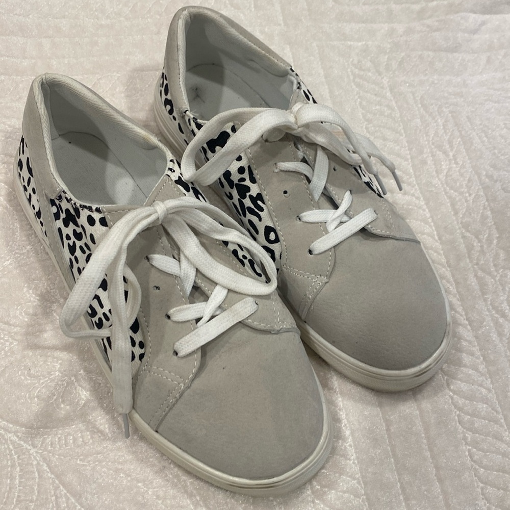 Gray white animal print sneakers size 6, new